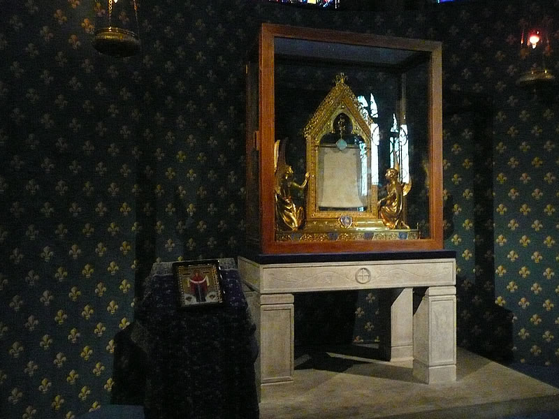 Relicario de Chartres con "retazo" de un manto de la Virgen. Dicen...