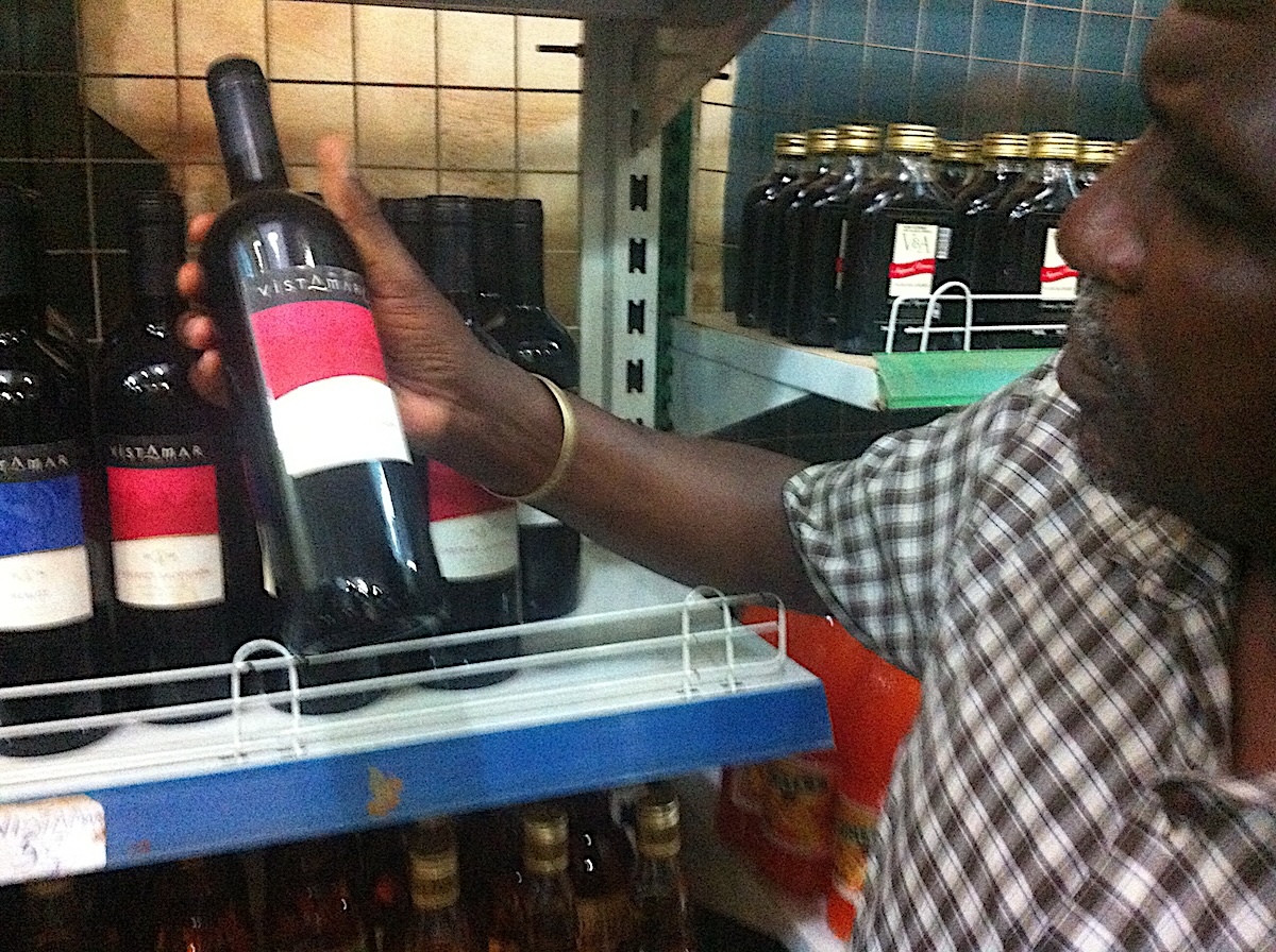 En un supermercado del Congo, mágico encuentro con una botella de vino chileno